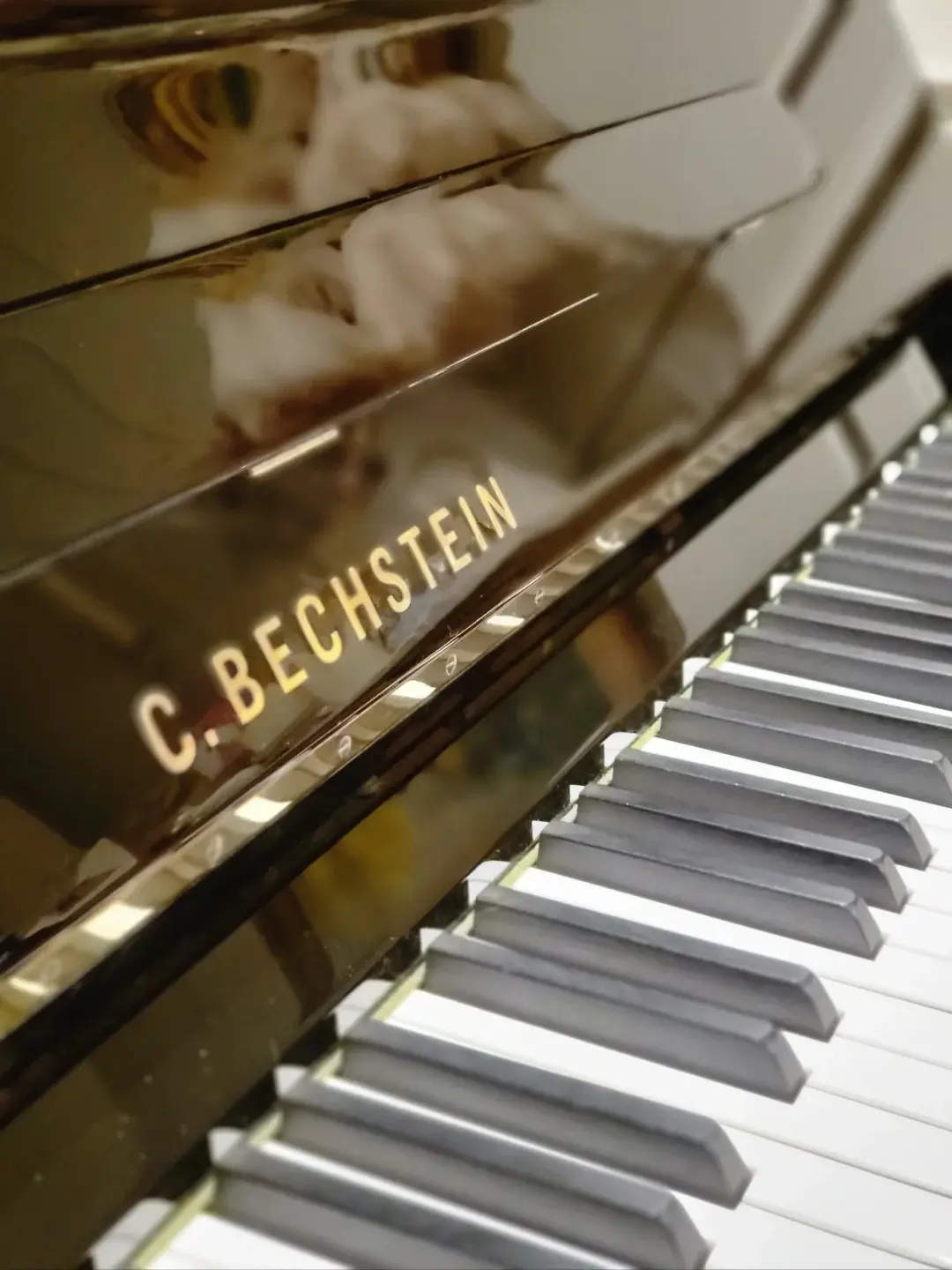 Piano C. Bechstein — clavier et logo doré