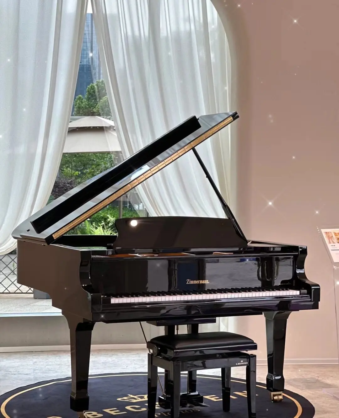 Piano à queue de prestige en showroom