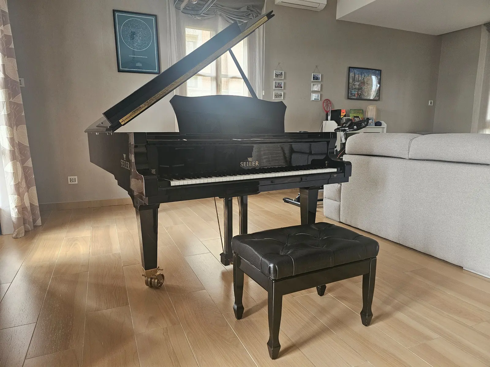 Piano à queue haut de gamme dans un intérieur élégant