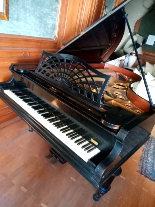 Bechstein C 1908 : clavier, pupitre ajouré à motif éventail et cadre doré