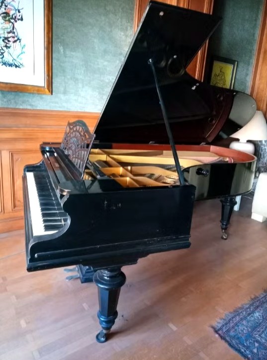 Piano à queue Bechstein modèle C de 1908, 234 cm, couvercle ouvert, vue de trois-quarts