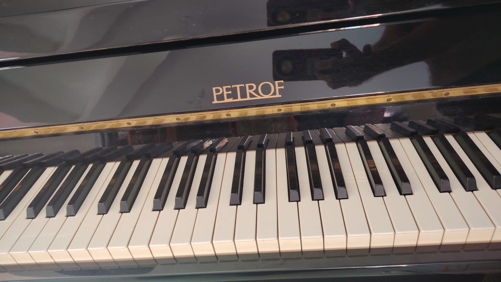Piano droit Petrof P 100 Sonatina noir brillant, clavier et logo