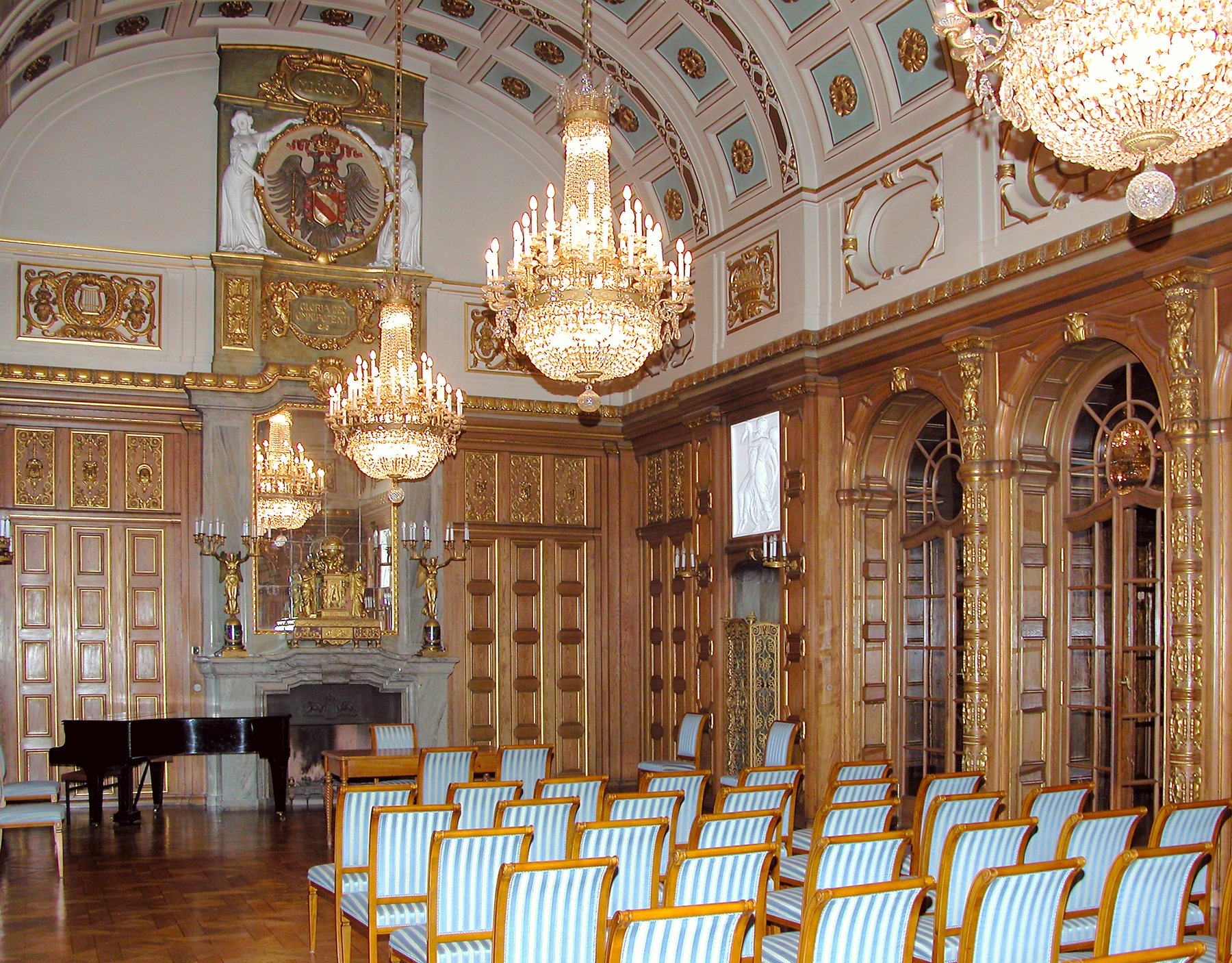 Piano à queue dans une salle de réception