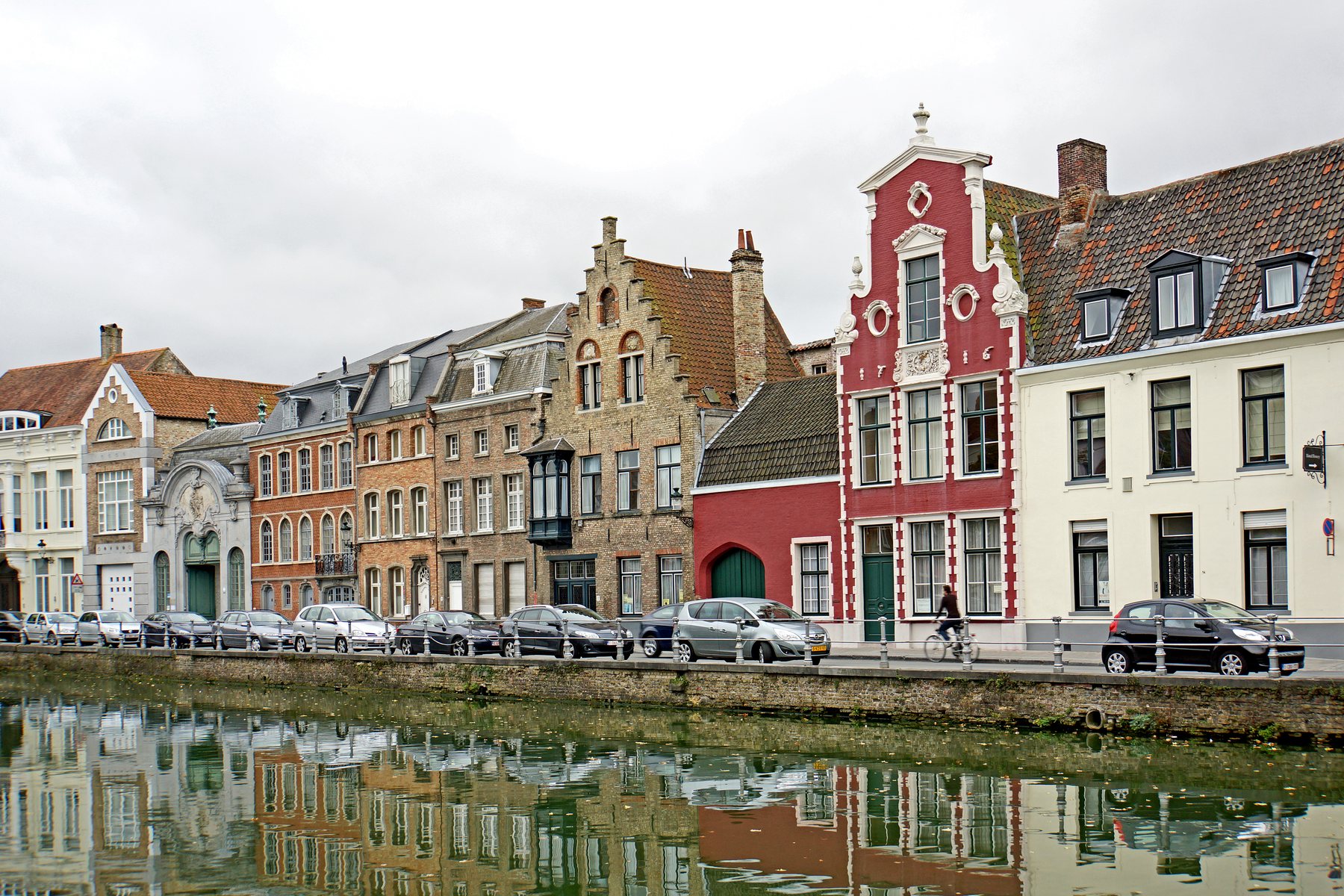 Maisons au bord d’un canal à Bruges