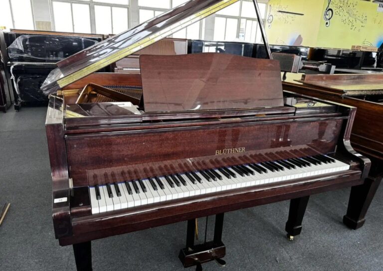 Accordeur au travail sur un piano à queue ancien