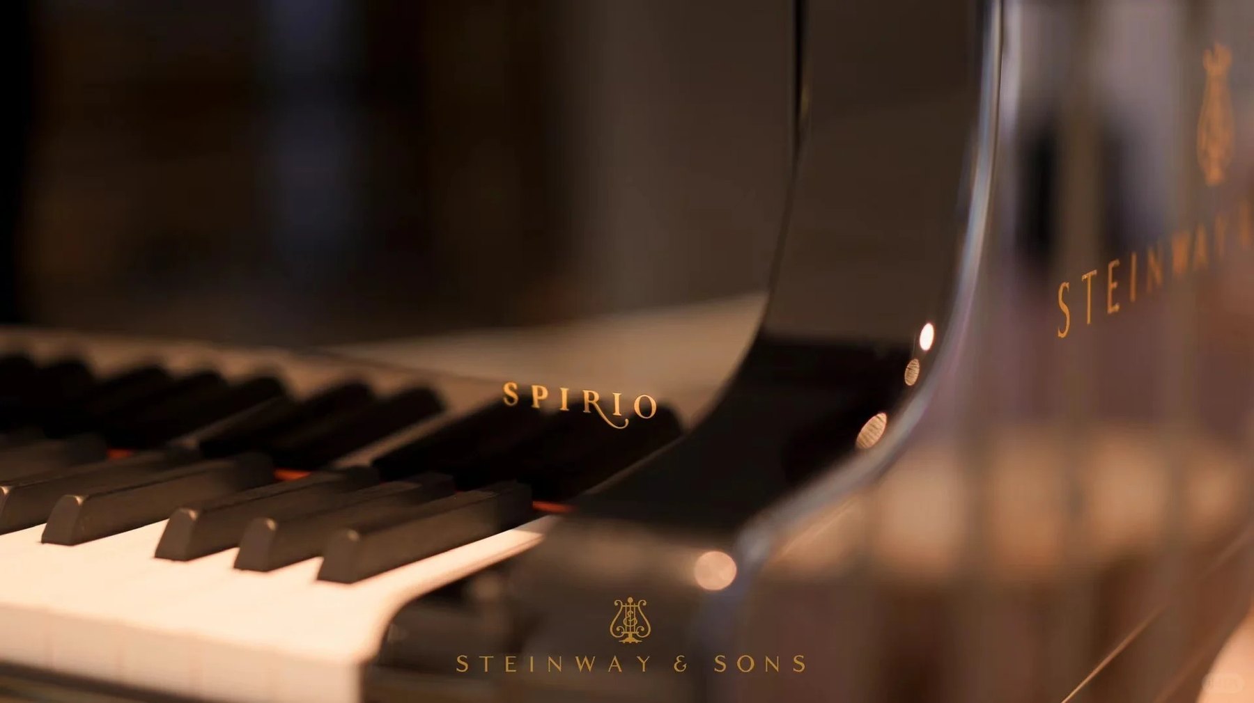 Détail du clavier et du logo d’un piano à queue Steinway & Sons