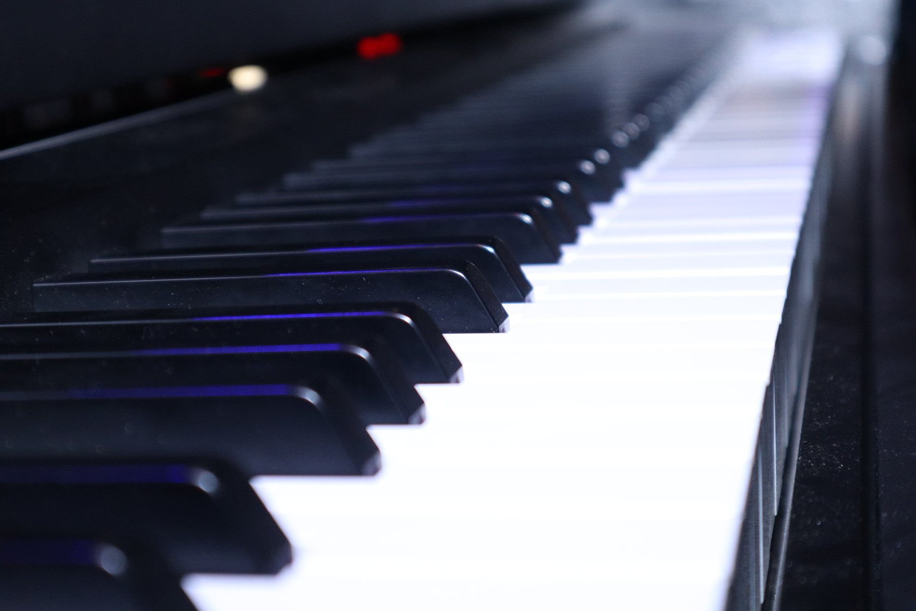 Gros plan sur les touches d’un piano