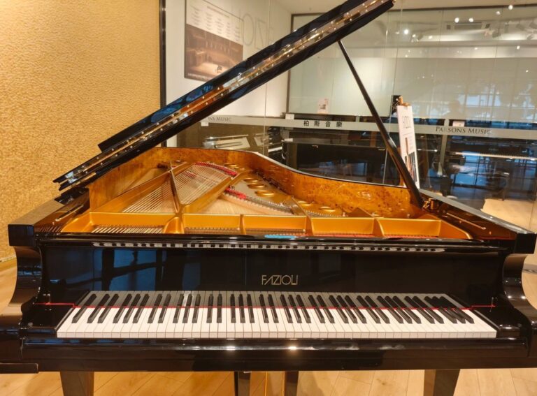 Piano à queue Fazioli exposé en showroom