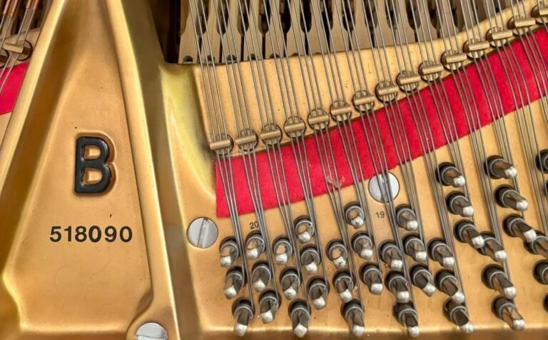 Numéro de série 518090 frappé sur le cadre d'un Steinway B
