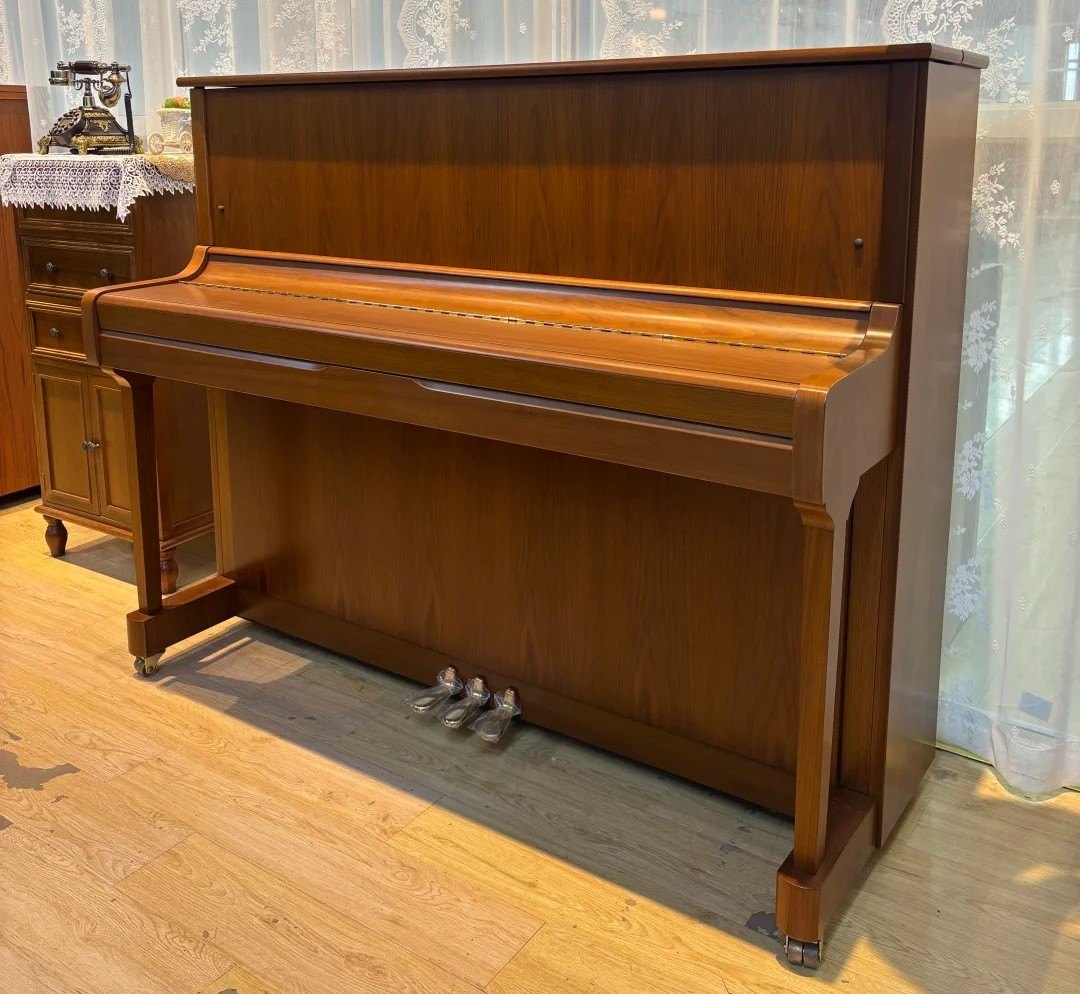 Piano droit en noyer dans un intérieur