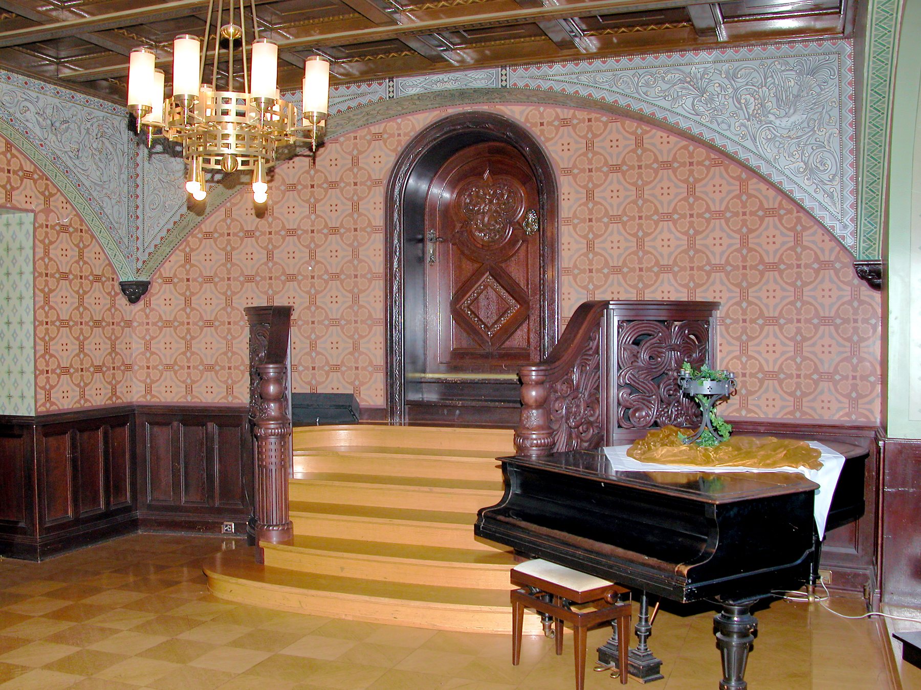 Piano à queue dans une salle de château