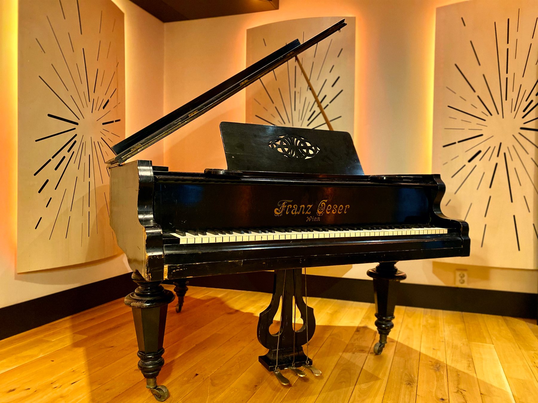 Piano à queue de concert dans une salle